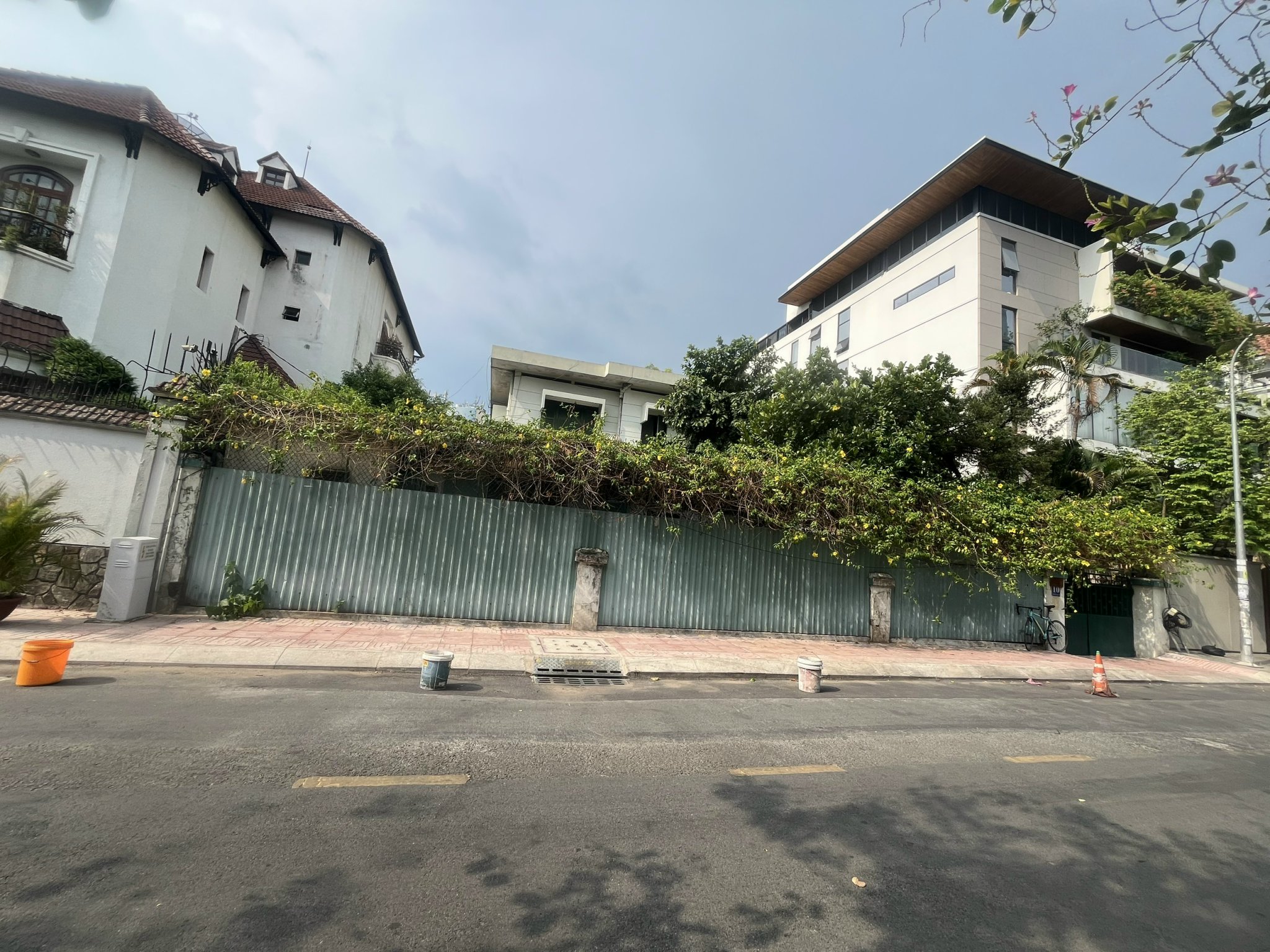 Bán khuôn đất mặt tiền Lê Ngô Cát, Phường 7, Quận 3. DT (10mx31m) vuông vức,