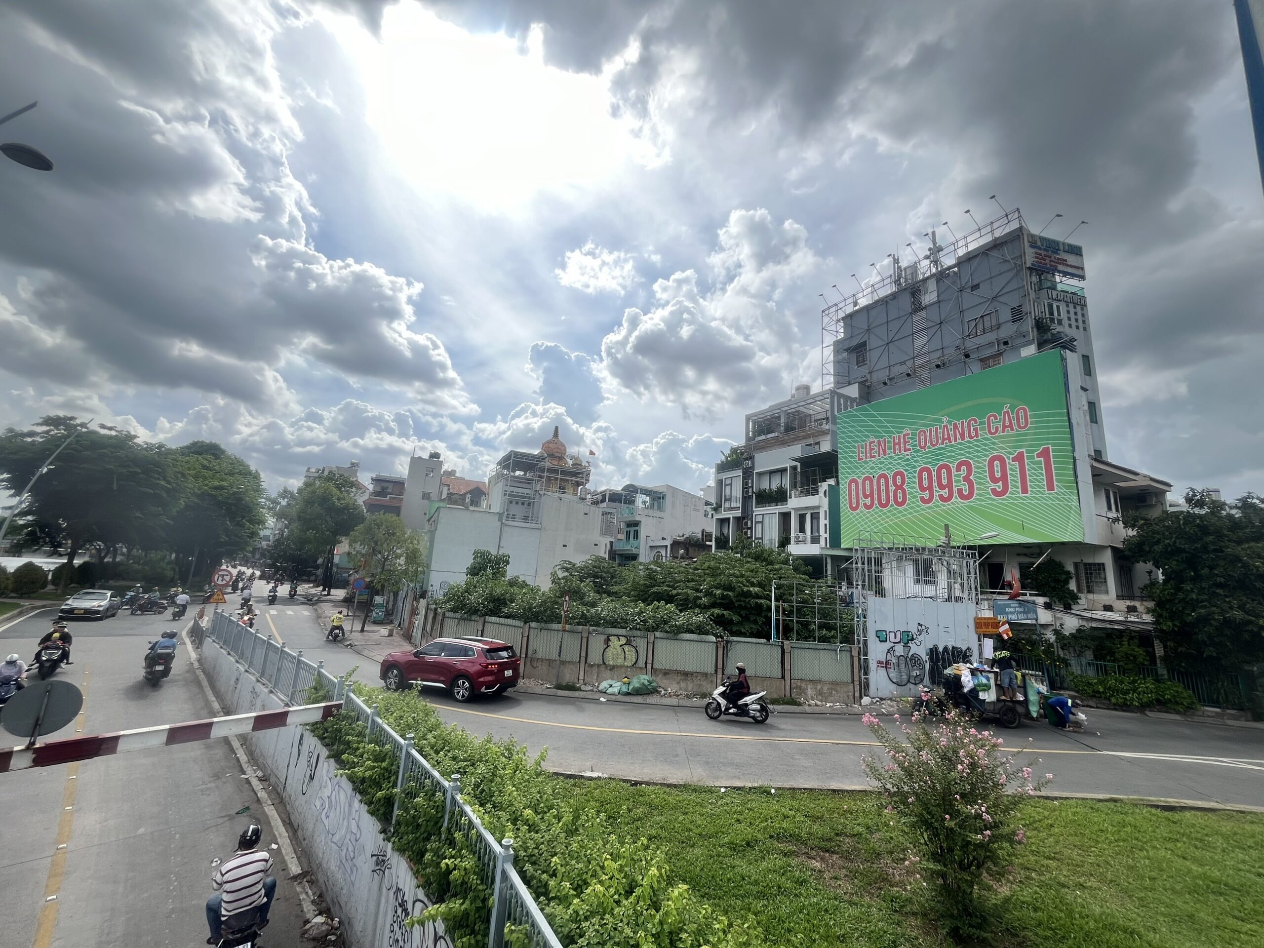 Bán khuôn đất lớn , góc 2MT Điện Biên Phủ, P.15, Q.Bình Thạnh.